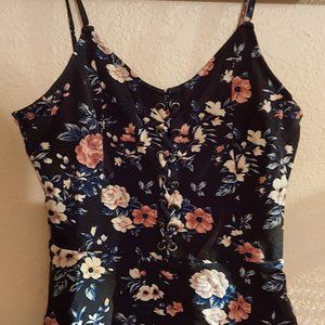 Floral print crop top w/ laces